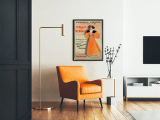 Vintageplakat The Panther, Princess’s Theatre, indrammet i en stue med orange lænestol og gulvlampe.