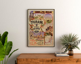 Vintage plakat Touraine, Loire-slottene, indrammet over en trækommode mellem planter.