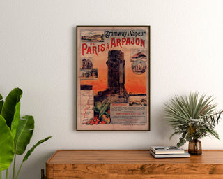 Vintage plakat Tramway Paris-Arpajon, indrammet over en kommode i træ, flankeret af planter.