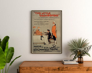 Vintageplakat Two Little Vagabonds, indrammet over en trækommode mellem planter.