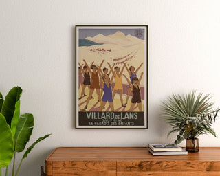 Vintage plakat Villard-de-Lans, SNCF, indrammet over en trækommode mellem planter.
