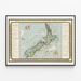 Gammel kort over New Zealand – MacDonald Gill, 1931, vist i en tynd ramme på en lys væg.
