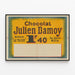Vintage plakat Chocolat Julien Damoy La Tasse — indrammet kunstværk på væggen