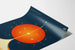 Dekorativ plakat Dybt Rum Atomur - Rumtema Orange