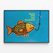 Dekorativ plakat med farverigt fiskemotiv, hængeløkke og besked — indrammet kunstværk på væggen