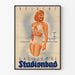 Vintage plakat af svømmestadion med kvinde i rødt polkadot badedragt