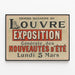 Vintage plakat af Grands Magasins du Louvre med sommerudstilling og nyheder — indrammet kunstværk på væggen