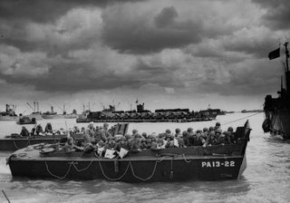 Bateau de débarquement avec soldats et véhicules alliés - Débarquement en Normandie