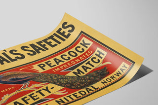 Plakat Vintage Nitedal's Safeties med Påfugl - Retro vægdekoration — visning af kunstværket