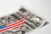 Dekorativ plakat, der kombinerer inuitter og vietnamesere med det amerikanske flag