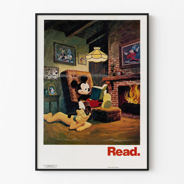 Vægdekoration plakat Mickey Mouse læsning ved pejsen