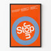 Plakat Stop In i blå cirkel på orange baggrund - Moderne vægdekoration