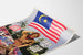 Malaysisk propagandaplakats med figur, der hilser, og konfliktscene
