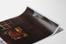Vintage bogbutik plakat oplyst ved skumring