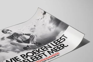 Plakat Vintage Læser der svæver i skyerne - Inspirerende vægdekoration — visning af kunstværket